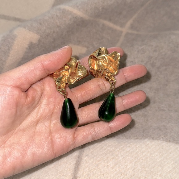 1970’s Vintage Gripoix Teardrop Green Earrings gold Flower French - Picture 5 of 7